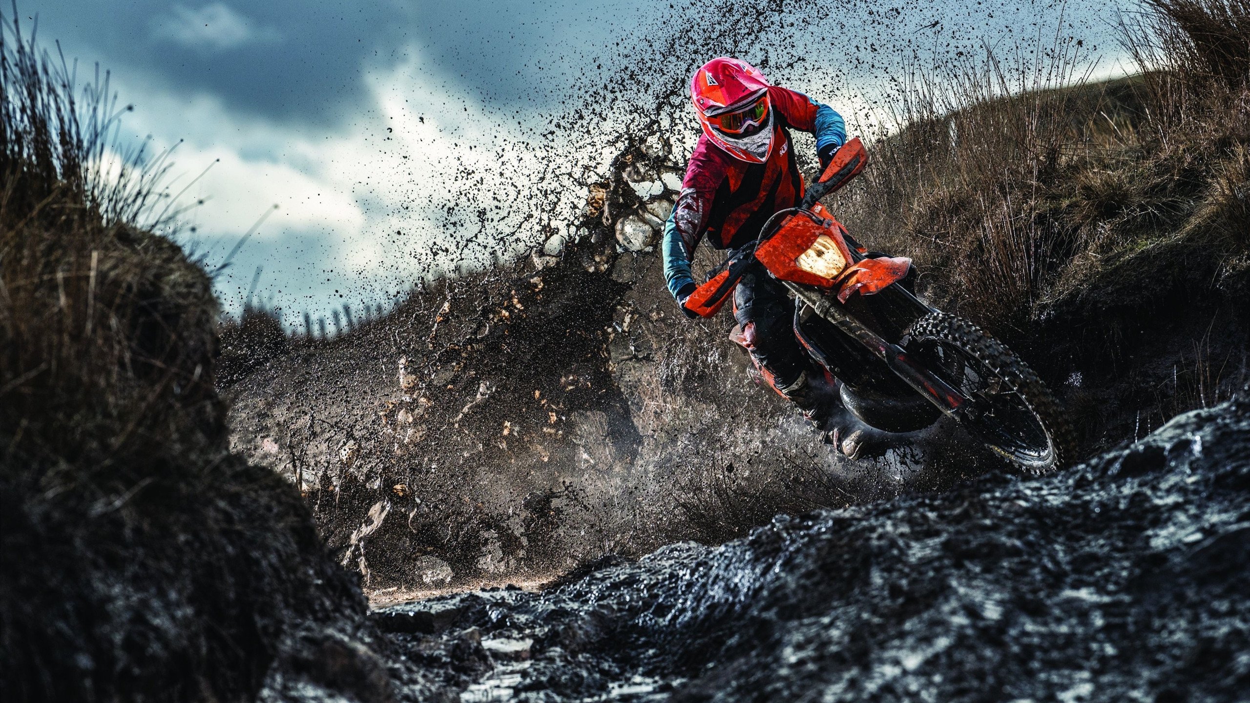 库里现场指导女儿练习基本运球动作,库里和女儿采访视频